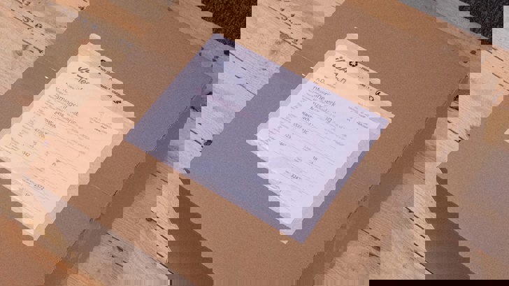 papkasse med kontamineringserklæring uden på