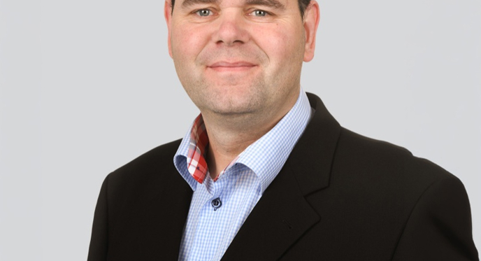 Insatech medarbejder Lars iført sort jakke der smiler