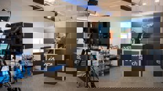 webinarholder bag insatech bord med synligt optageudstyr foran