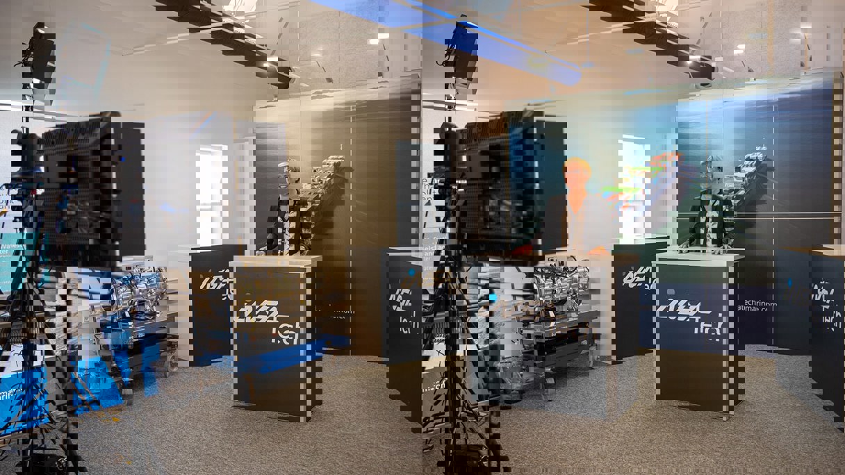 webinarholder bag insatech bord med synligt optageudstyr foran